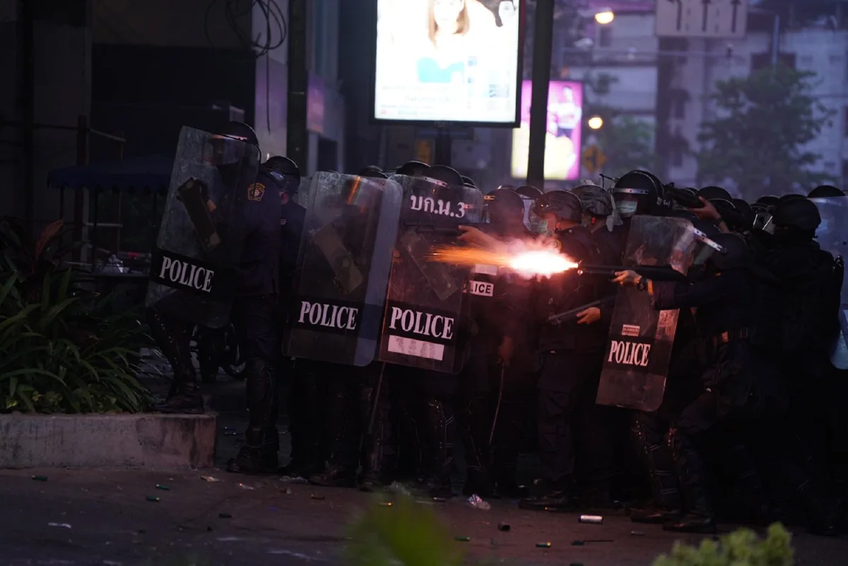 ดินแดงยังเดือด! ม็อบบางส่วนไม่ยอมยุติ ตร.ถูกยิง 1 นายด้วยกระสุนไม่ทราบชนิด