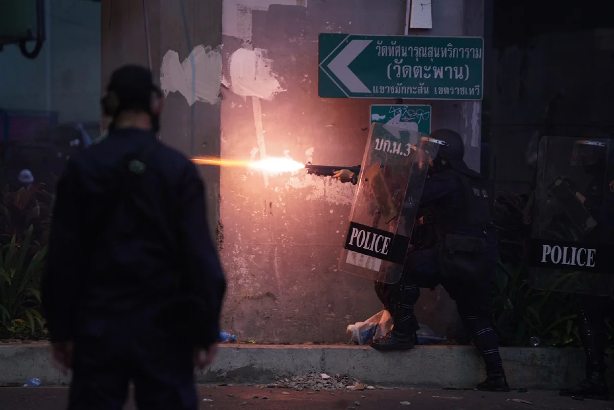 ดินแดงยังเดือด! ม็อบบางส่วนไม่ยอมยุติ ตร.ถูกยิง 1 นายด้วยกระสุนไม่ทราบชนิด