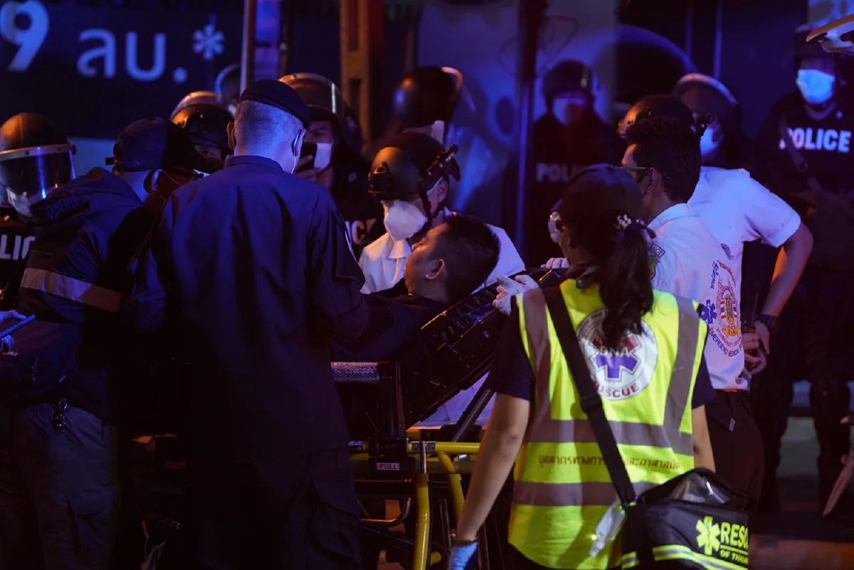 ดินแดงยังเดือด! ม็อบบางส่วนไม่ยอมยุติ ตร.ถูกยิง 1 นายด้วยกระสุนไม่ทราบชนิด