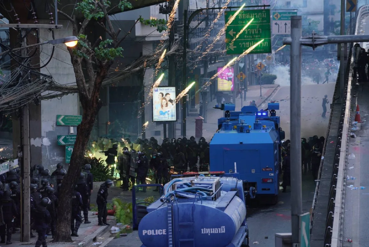 ดินแดงยังเดือด! ม็อบบางส่วนไม่ยอมยุติ ตร.ถูกยิง 1 นายด้วยกระสุนไม่ทราบชนิด