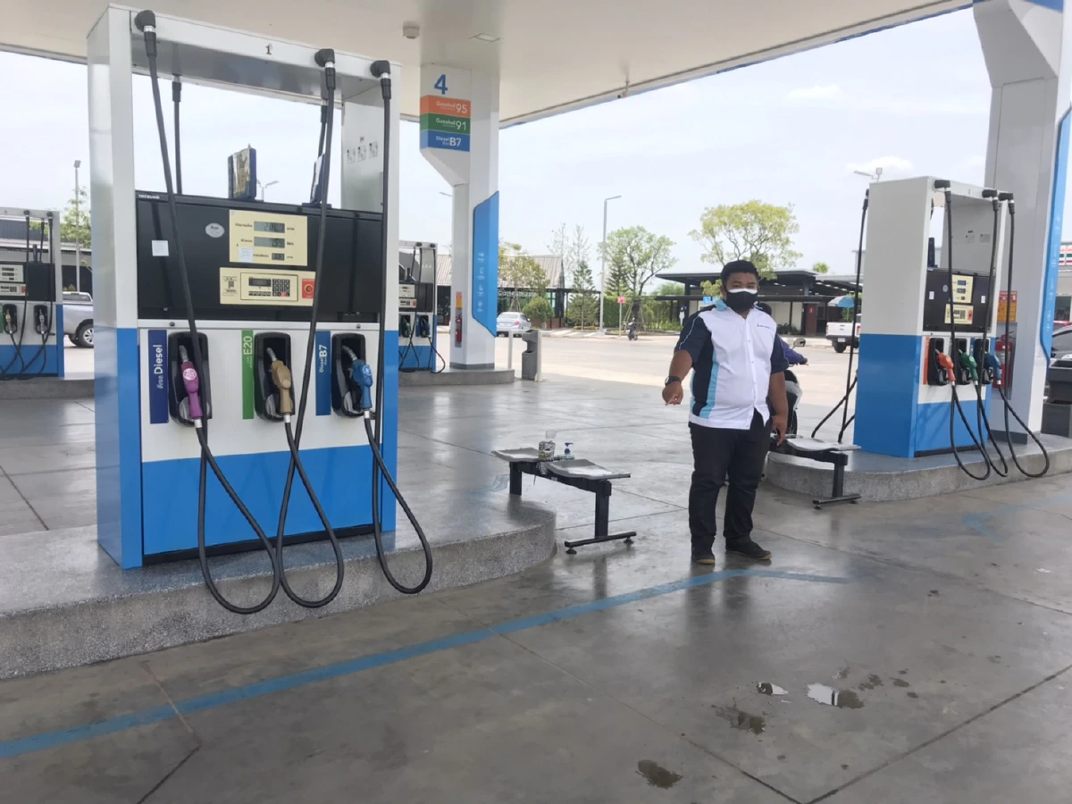 กระบะตีเนียนเติมน้ำมันเต็มถังเด็กปั๊มเผลอขับรถหนีหน้าตาเฉย