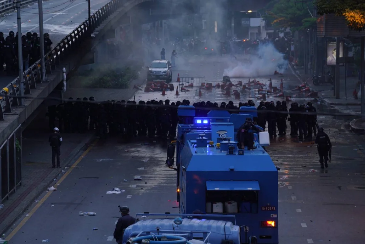 ดินแดงยังเดือด! ม็อบบางส่วนไม่ยอมยุติ ตร.ถูกยิง 1 นายด้วยกระสุนไม่ทราบชนิด