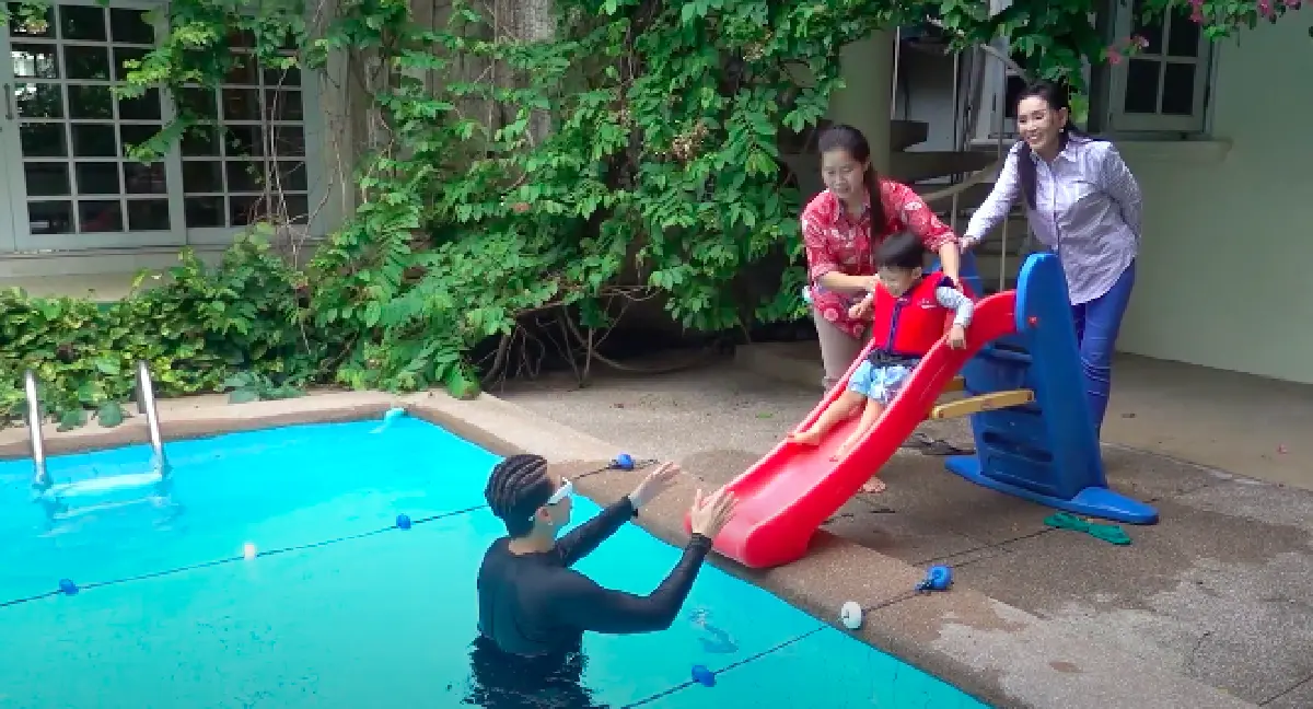 “ป๊อก-มาร์กี้” พา “มีก้า-มีญ่า” บุกบ้าน “ย่าปุ๊ก” หลังไม่เจอนานกว่า 5 เดือน