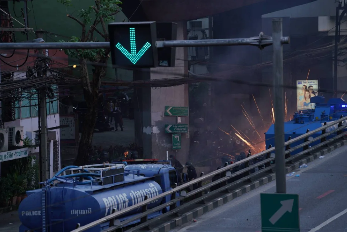 ดินแดงยังเดือด! ม็อบบางส่วนไม่ยอมยุติ ตร.ถูกยิง 1 นายด้วยกระสุนไม่ทราบชนิด