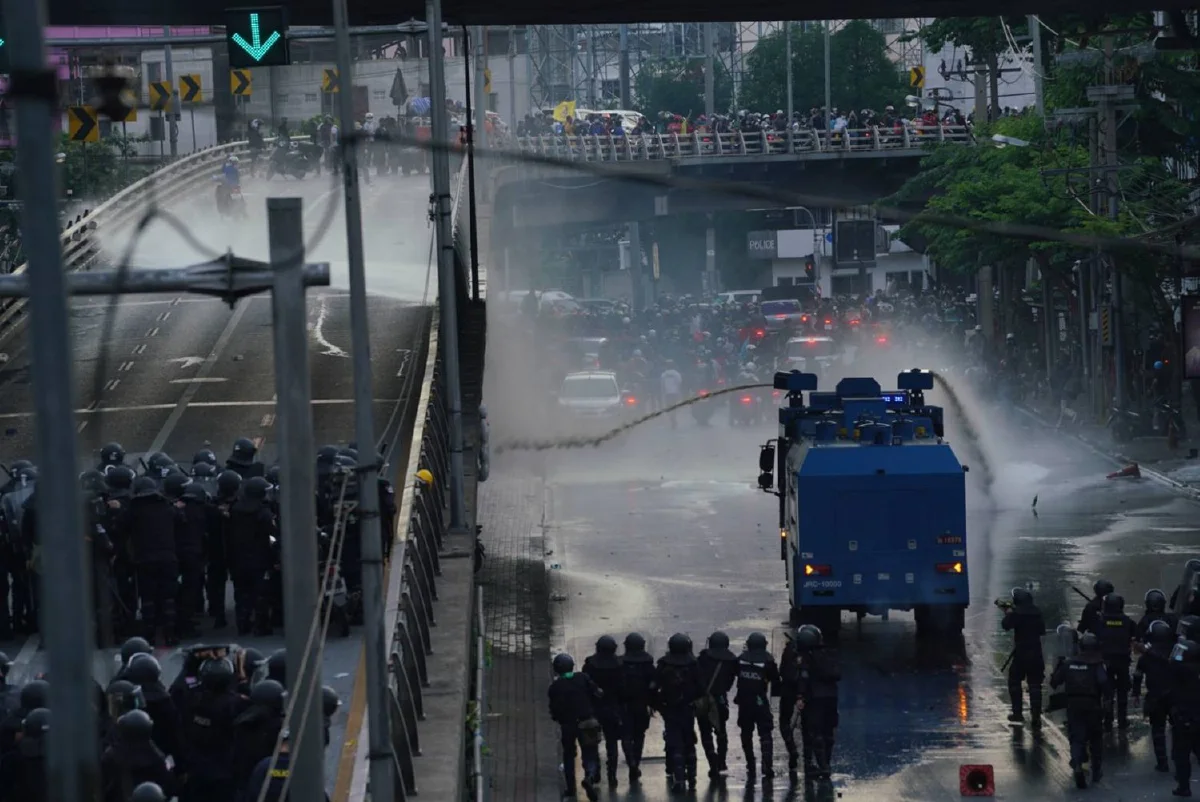 ดินแดงยังเดือด! ม็อบบางส่วนไม่ยอมยุติ ตร.ถูกยิง 1 นายด้วยกระสุนไม่ทราบชนิด