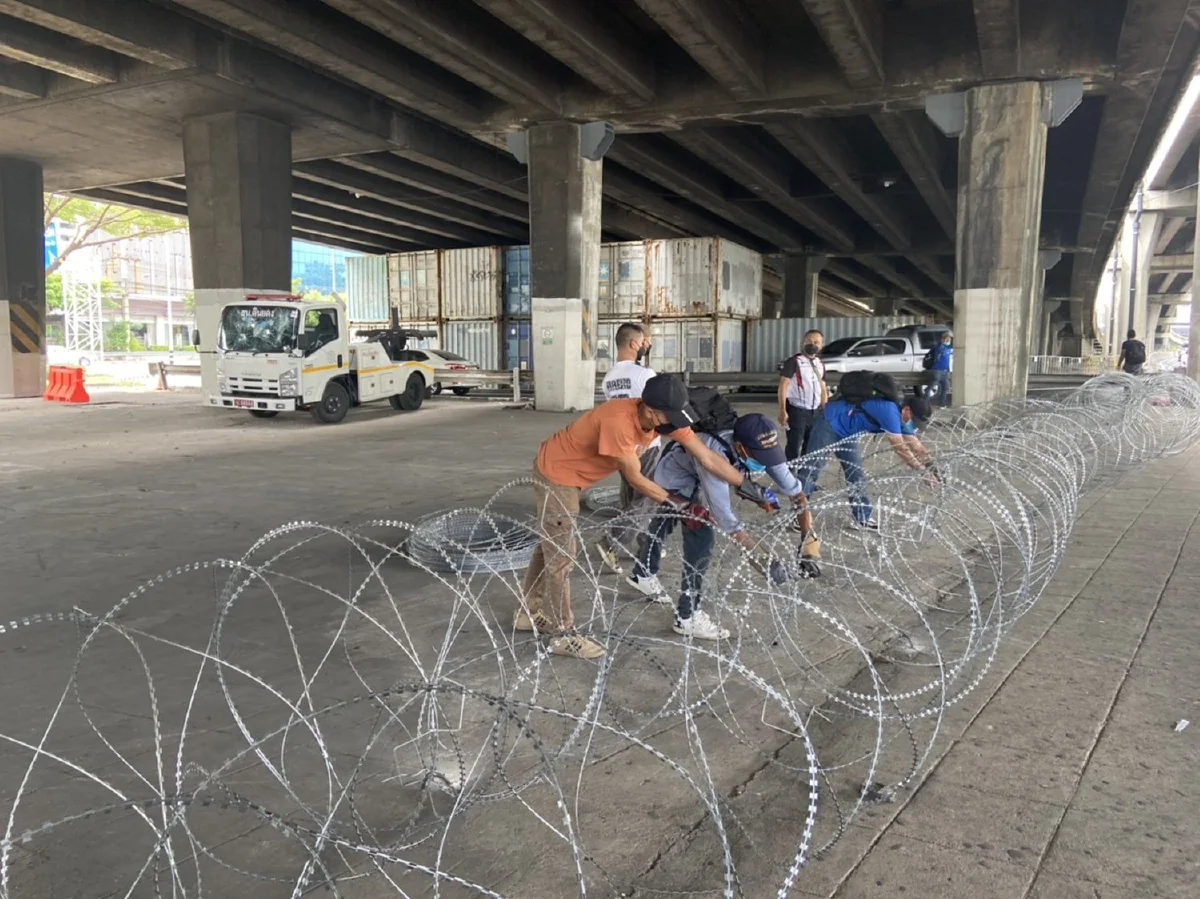 ตร.กั้นลวดหนามแยกดินแดง ม็อบทะลุฟ้ารวมตัวอนุสาวรีย์ชัยฯ