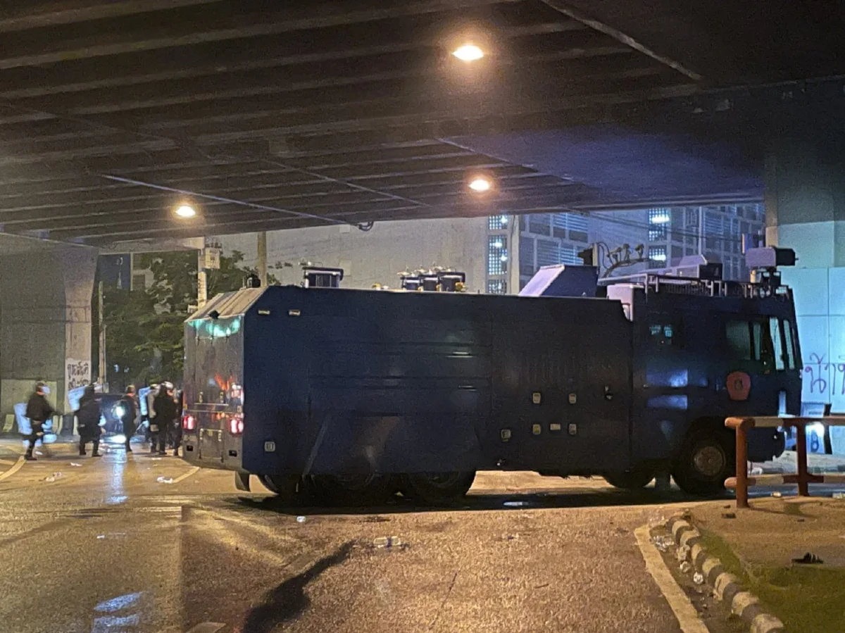 ตร.เข้าคุมพื้นที่แยกดินแดง ม็อบถอยร่นไปอนุสาวรีย์ชัยฯ