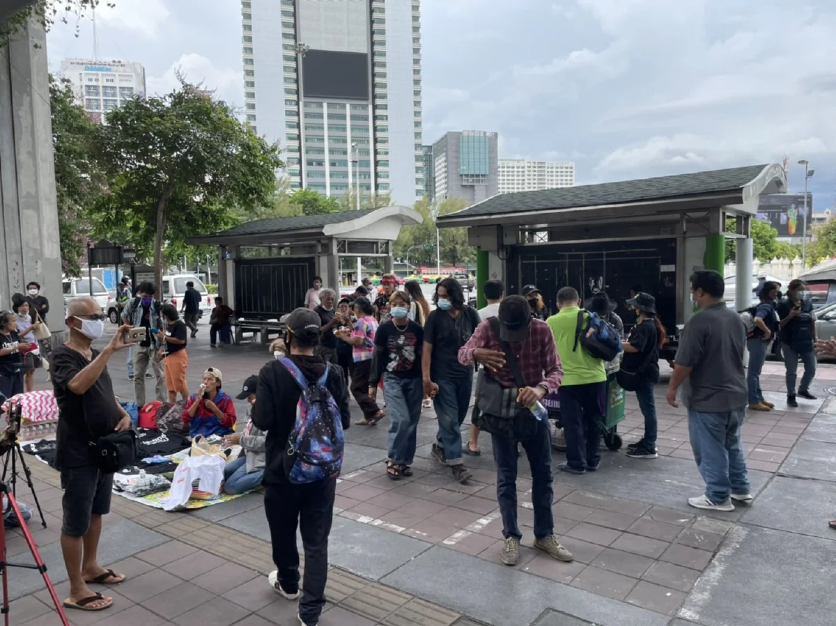 ตร.กั้นลวดหนามแยกดินแดง ม็อบทะลุฟ้ารวมตัวอนุสาวรีย์ชัยฯ