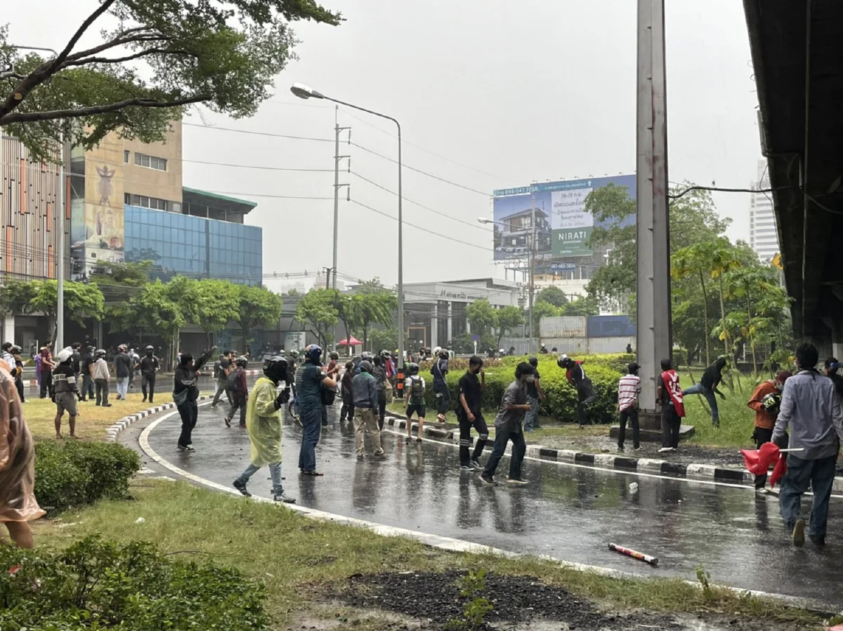 ม็อบยังเผชิญหน้าคฝ.ที่ดินแดง รถตร.เจอเผาวอด1คัน