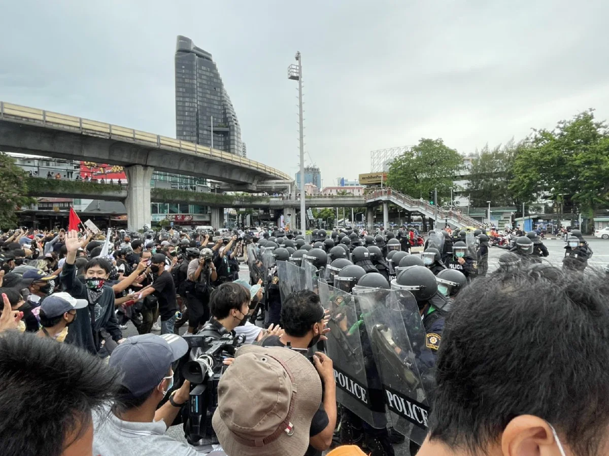 ตร.เปิดฉากสลายการชุมนุมม็อบทะลุฟ้าอนุสาวรีย์ชัยฯ