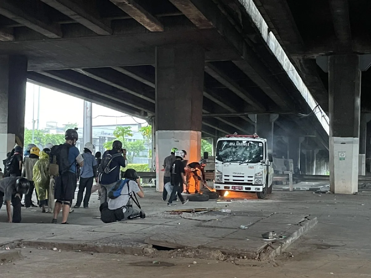 ม็อบยังเผชิญหน้าคฝ.ที่ดินแดง รถตร.เจอเผาวอด1คัน