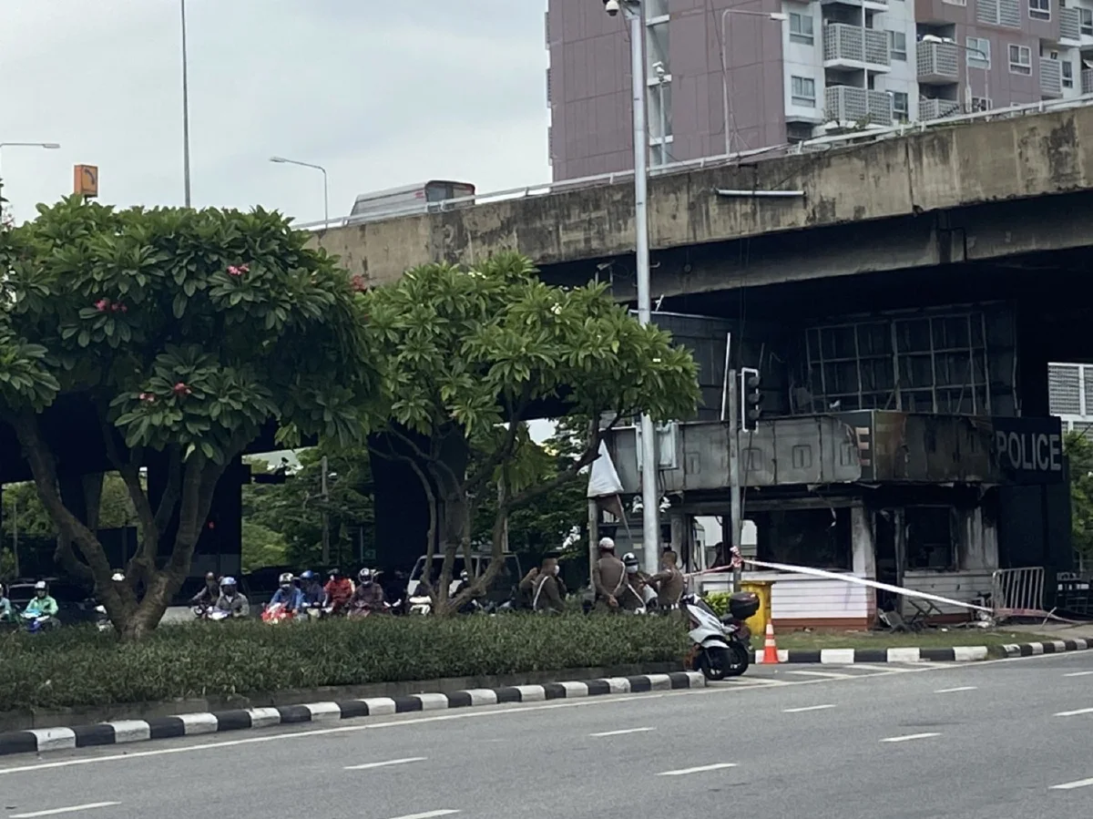 ตร.กั้นลวดหนามแยกดินแดง ม็อบทะลุฟ้ารวมตัวอนุสาวรีย์ชัยฯ