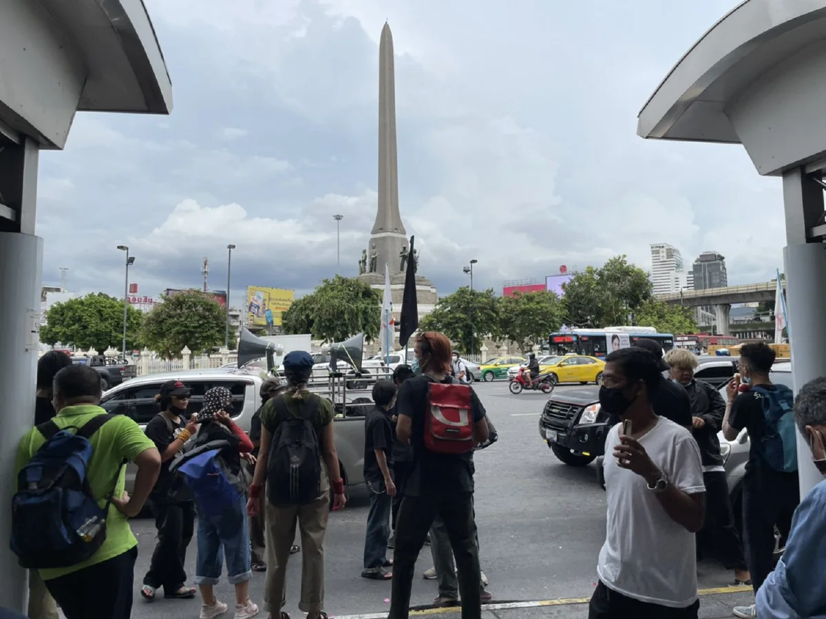 ตร.กั้นลวดหนามแยกดินแดง ม็อบทะลุฟ้ารวมตัวอนุสาวรีย์ชัยฯ