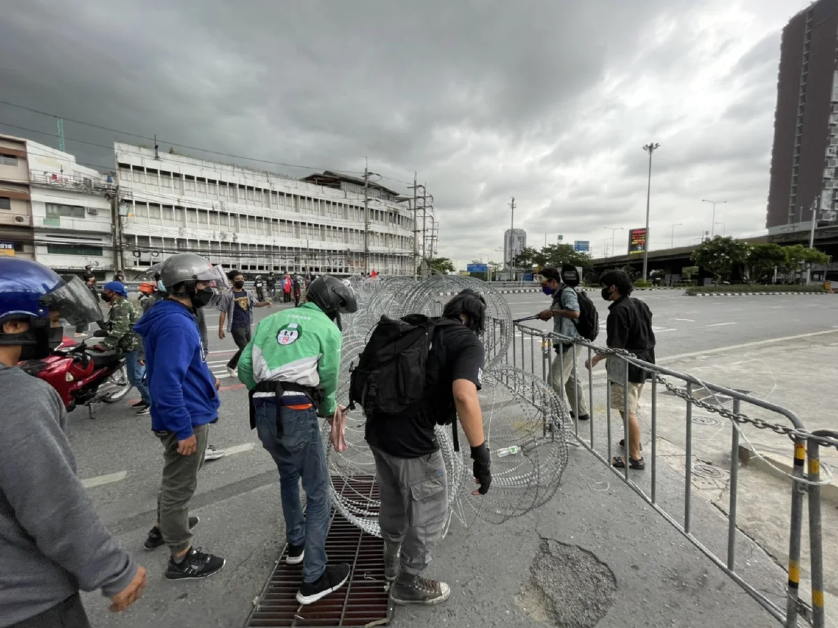 ที่เก่าเวลาเดิม! มวลชนรวมตัวแยกดินแดงเผชิญหน้าตำรวจคฝ.