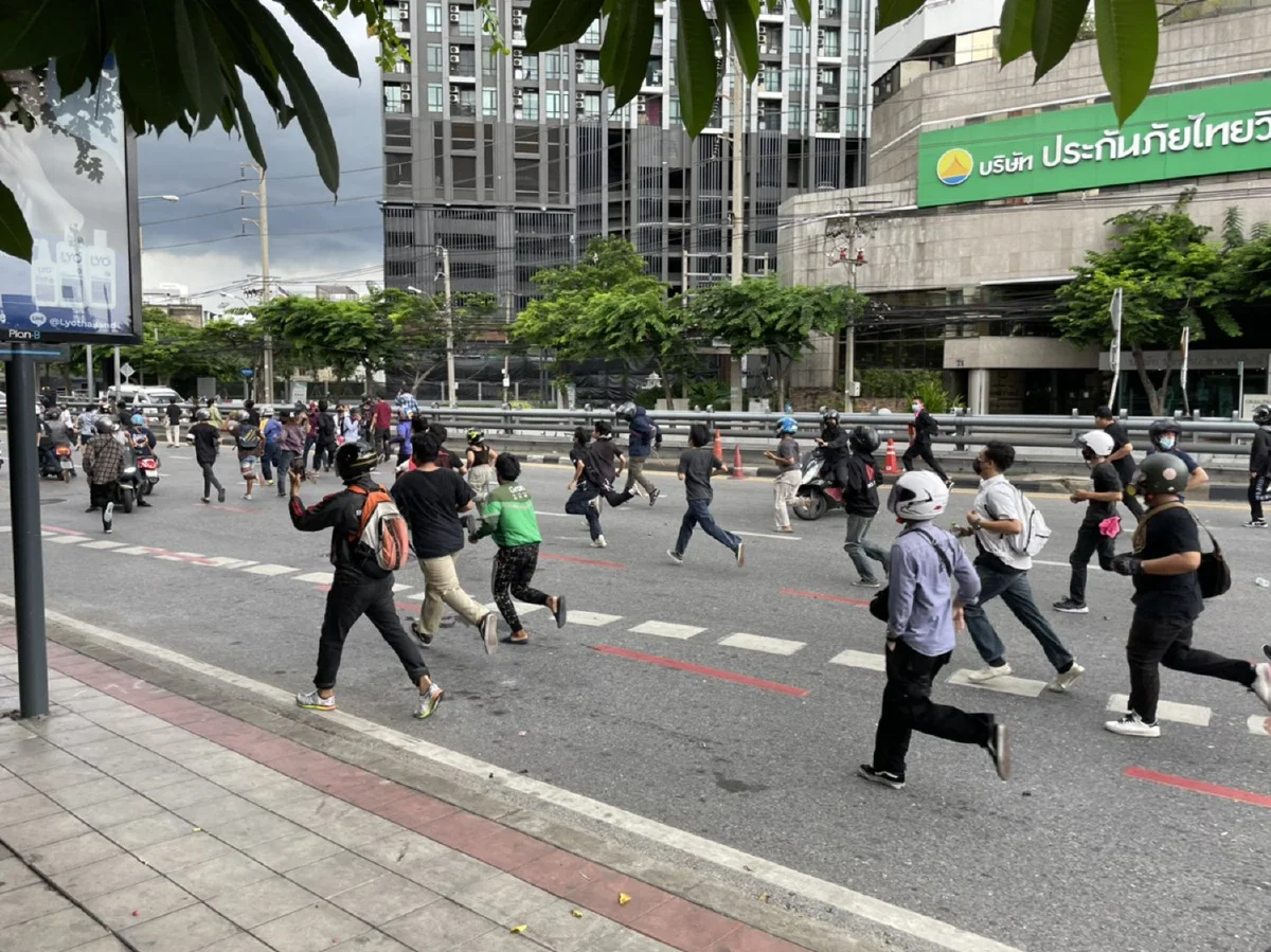 ที่เก่าเวลาเดิม! มวลชนรวมตัวแยกดินแดงเผชิญหน้าตำรวจคฝ.