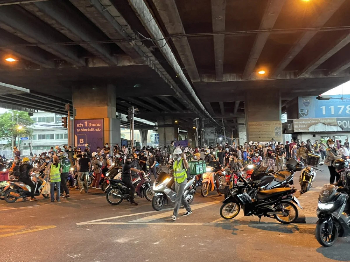 ม็อบยังเผชิญหน้าคฝ.ที่ดินแดง รถตร.เจอเผาวอด1คัน