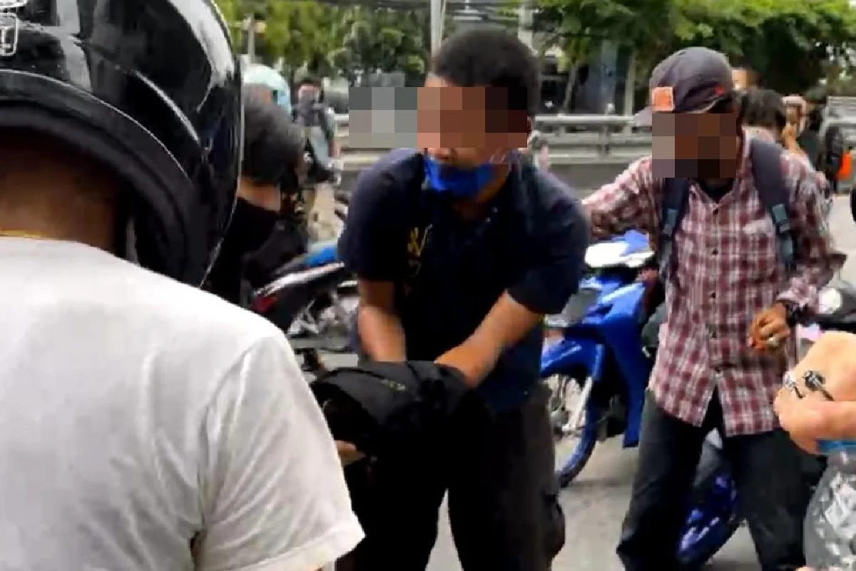 หนุ่มพลาดจุดประทัดระเบิดมือขาดระหว่างร่วมม็อบ