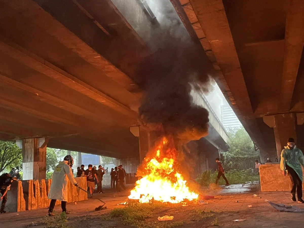 ม็อบยังเผชิญหน้าคฝ.ที่ดินแดง รถตร.เจอเผาวอด1คัน