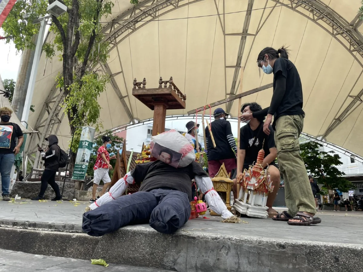 ตร.กั้นลวดหนามแยกดินแดง ม็อบทะลุฟ้ารวมตัวอนุสาวรีย์ชัยฯ