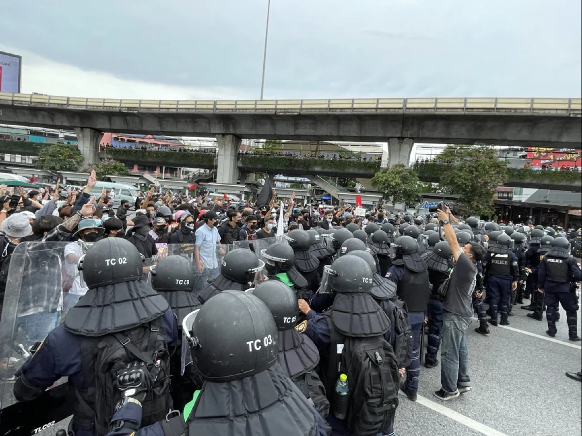 ตร.เปิดฉากสลายการชุมนุมม็อบทะลุฟ้าอนุสาวรีย์ชัยฯ