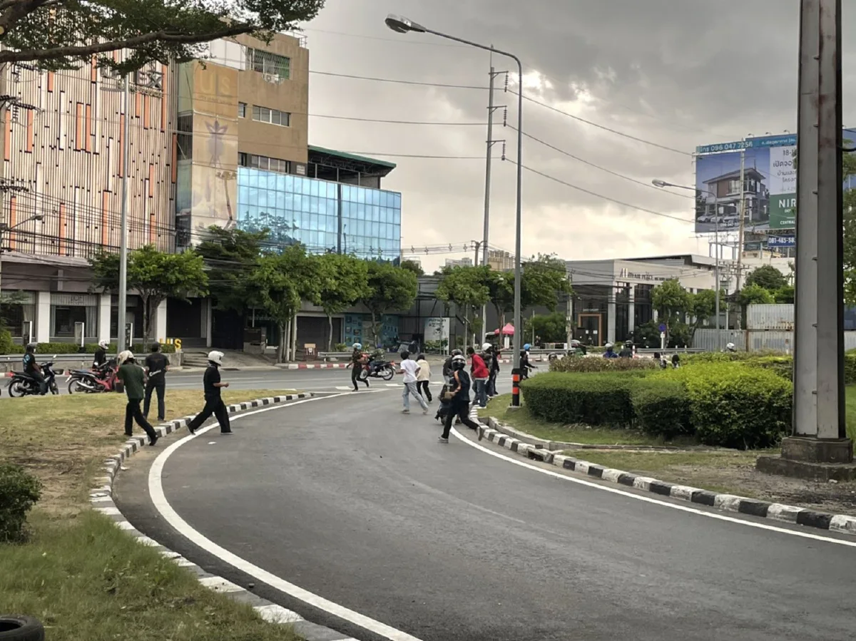 ที่เก่าเวลาเดิม! มวลชนรวมตัวแยกดินแดงเผชิญหน้าตำรวจคฝ.