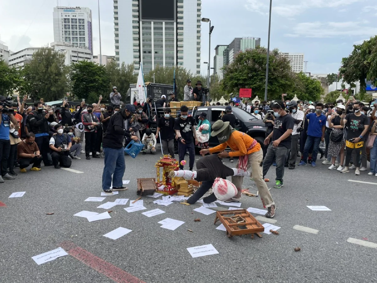 ตร.เปิดฉากสลายการชุมนุมม็อบทะลุฟ้าอนุสาวรีย์ชัยฯ