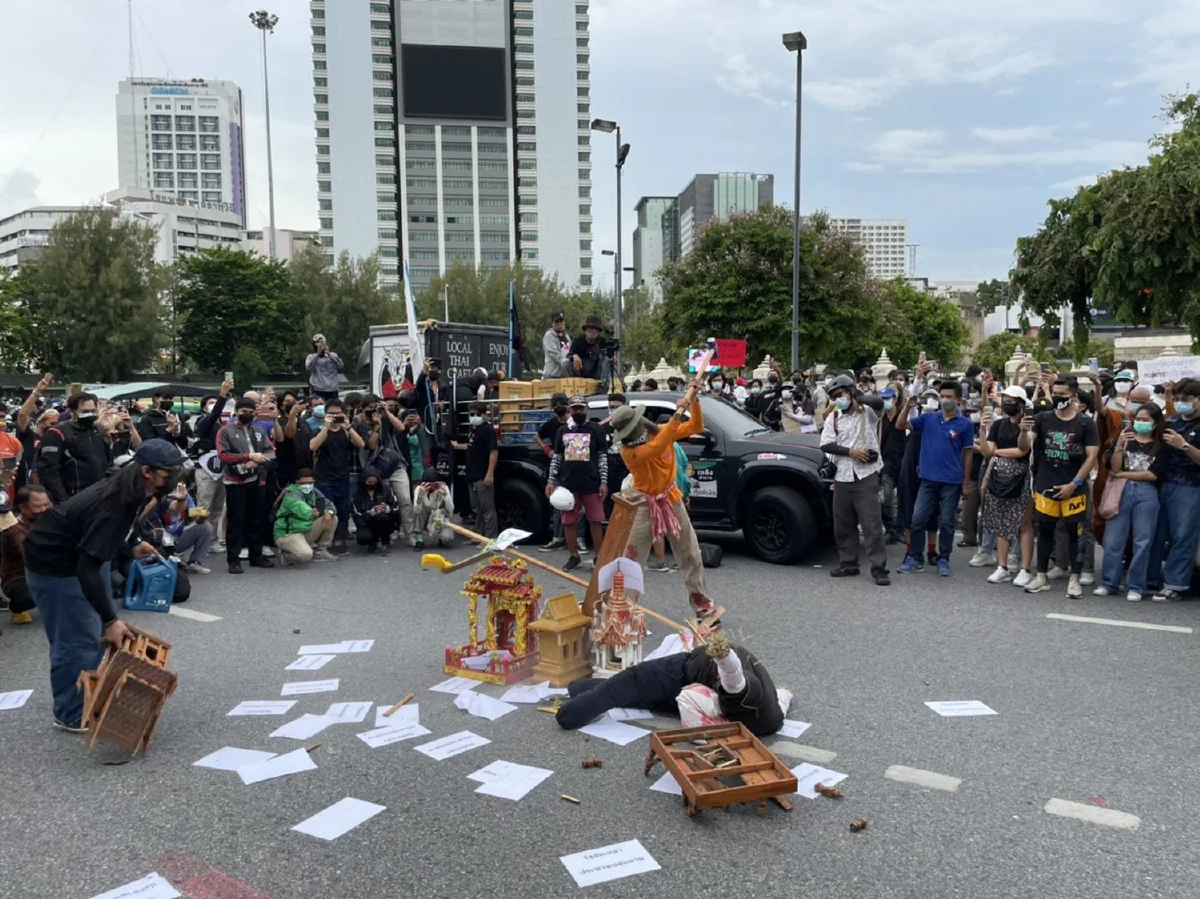 ตร.เปิดฉากสลายการชุมนุมม็อบทะลุฟ้าอนุสาวรีย์ชัยฯ