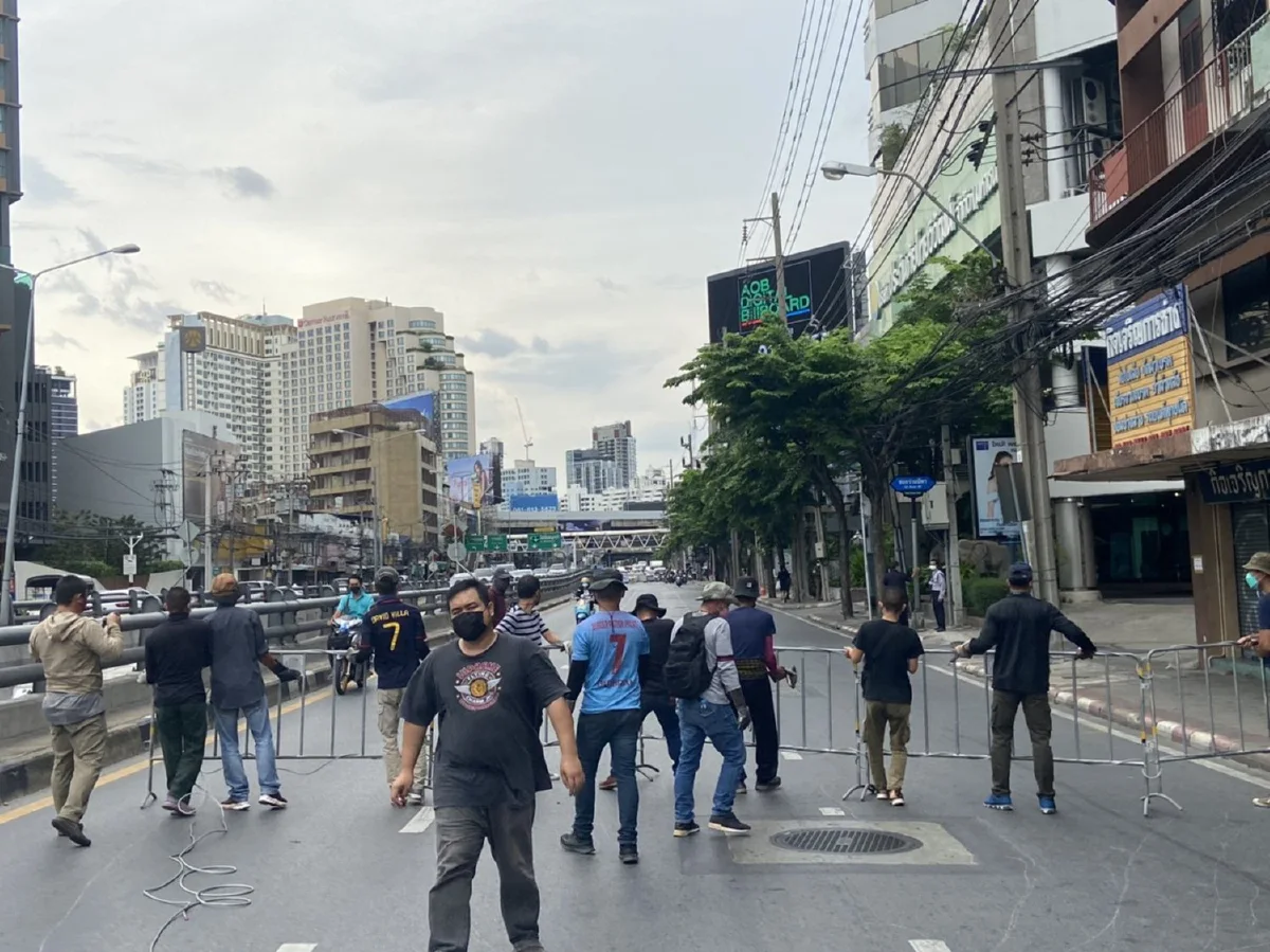 ตร.กั้นลวดหนามแยกดินแดง ม็อบทะลุฟ้ารวมตัวอนุสาวรีย์ชัยฯ