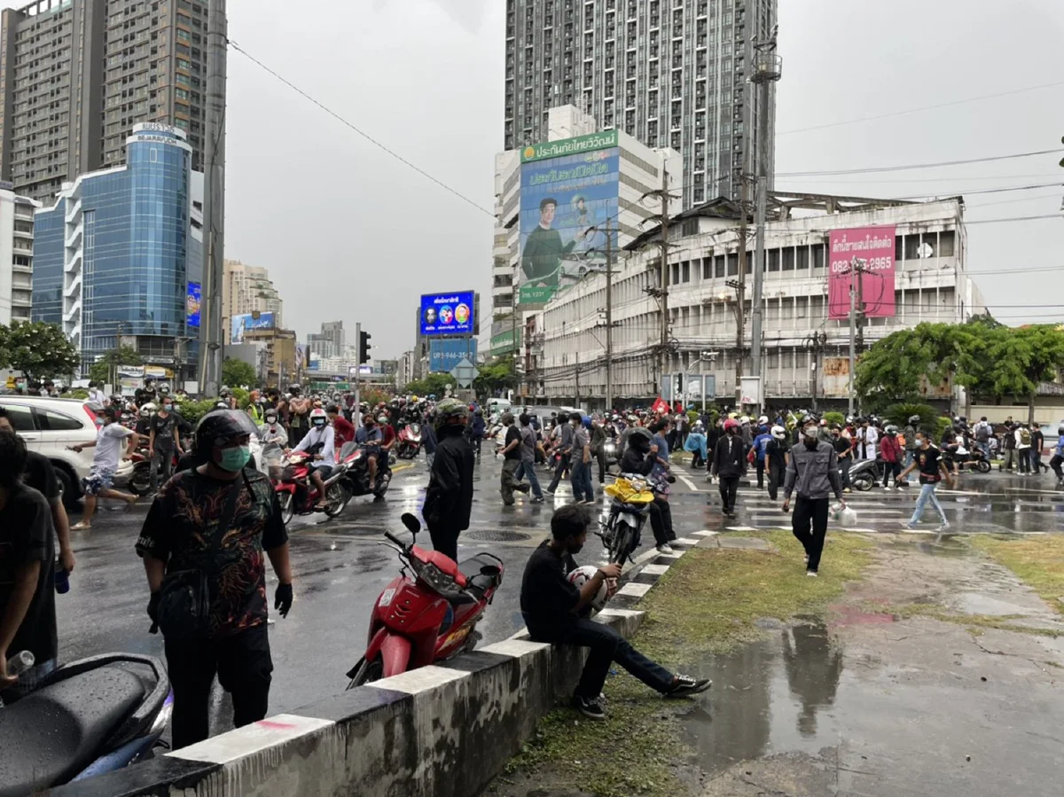 ม็อบยังเผชิญหน้าคฝ.ที่ดินแดง รถตร.เจอเผาวอด1คัน