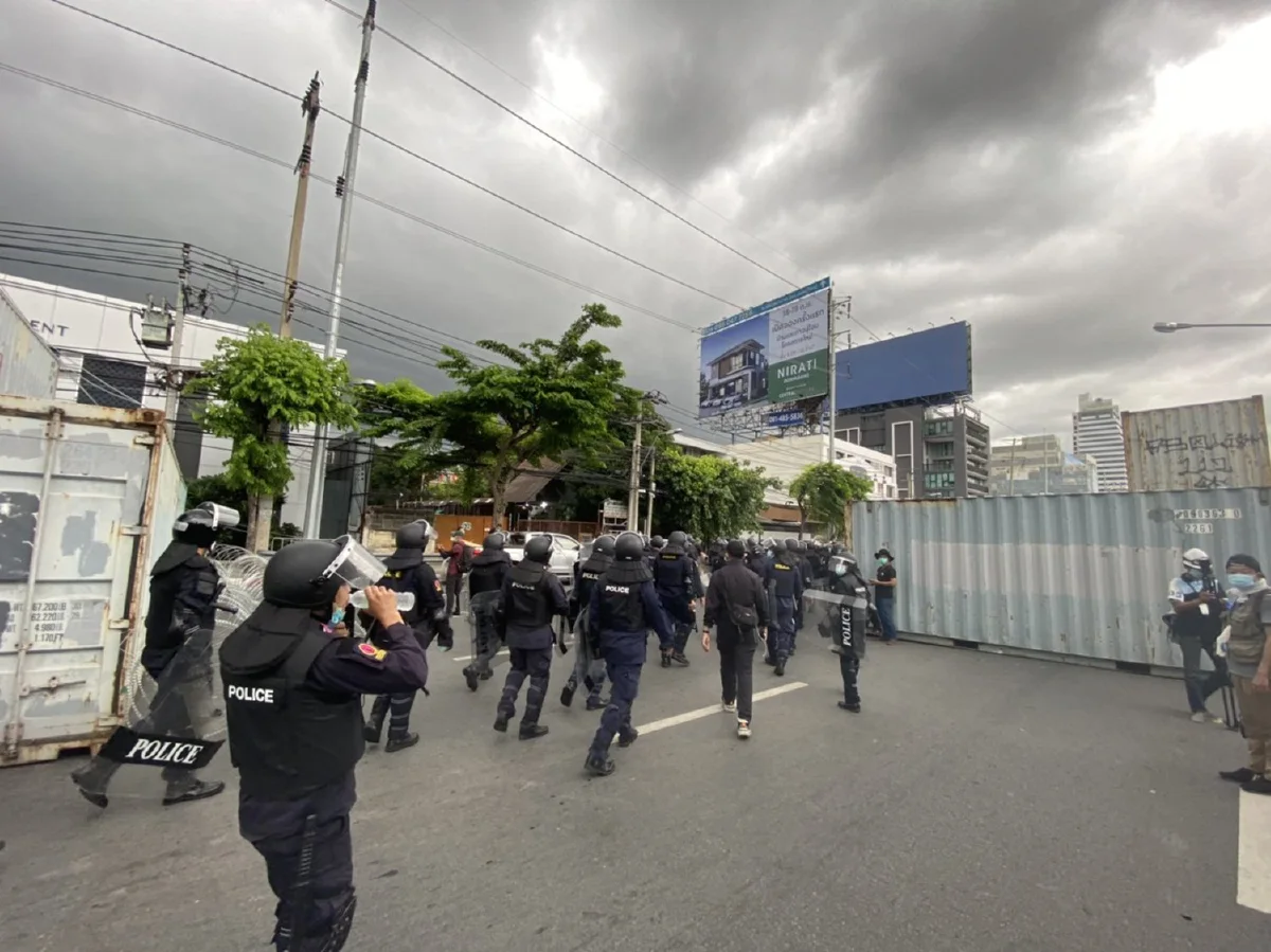 ที่เก่าเวลาเดิม! มวลชนรวมตัวแยกดินแดงเผชิญหน้าตำรวจคฝ.