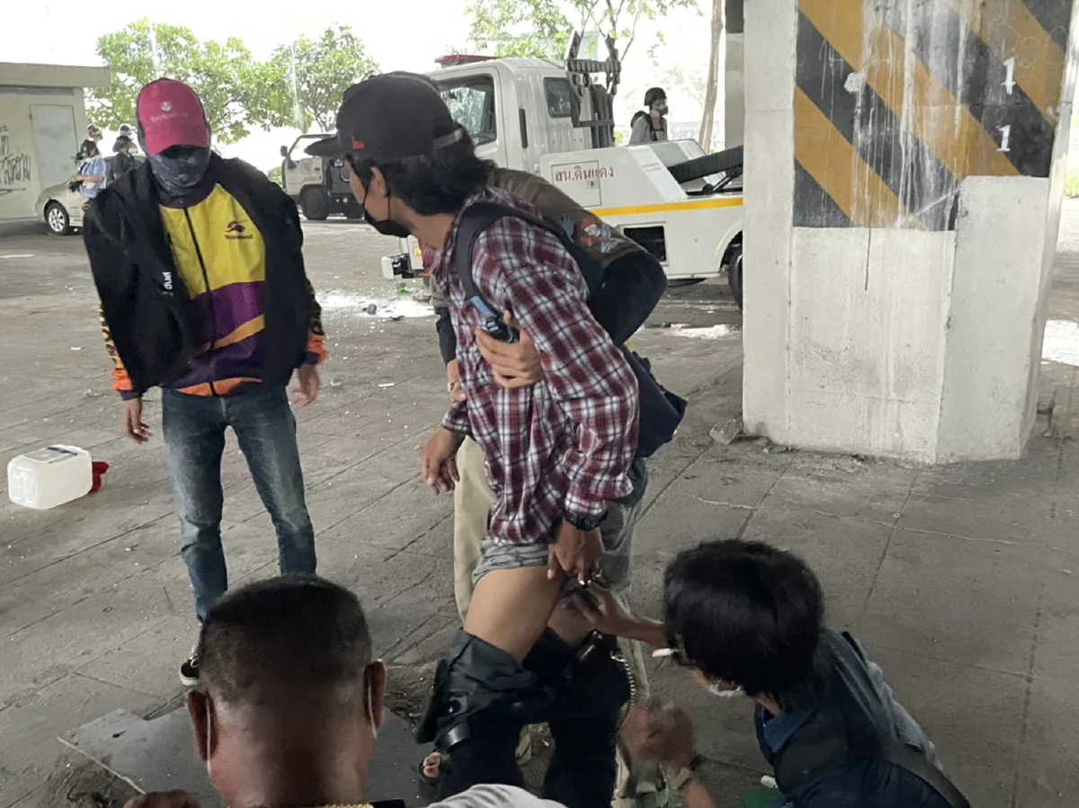 ม็อบยังเผชิญหน้าคฝ.ที่ดินแดง รถตร.เจอเผาวอด1คัน