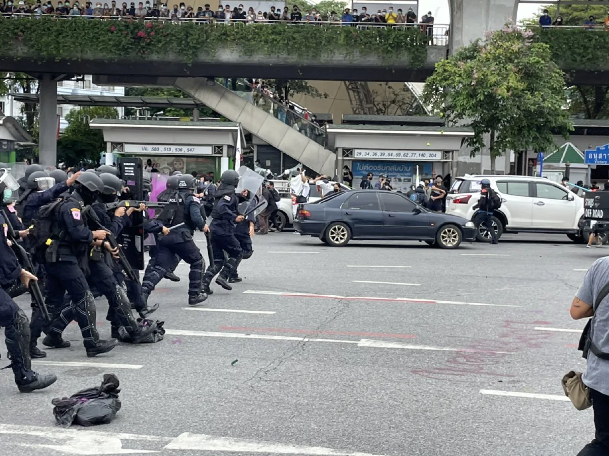 ตร.เปิดฉากสลายการชุมนุมม็อบทะลุฟ้าอนุสาวรีย์ชัยฯ