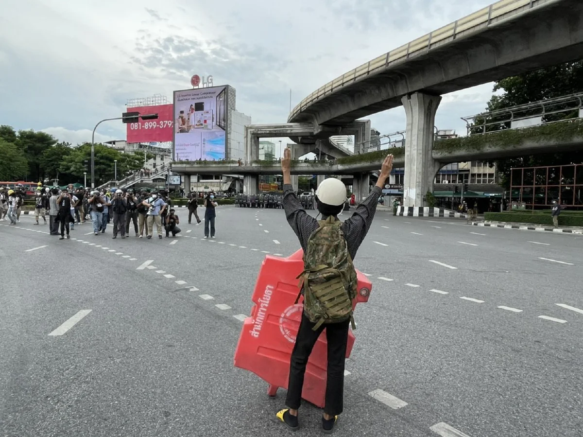 ตร.เปิดฉากสลายการชุมนุมม็อบทะลุฟ้าอนุสาวรีย์ชัยฯ