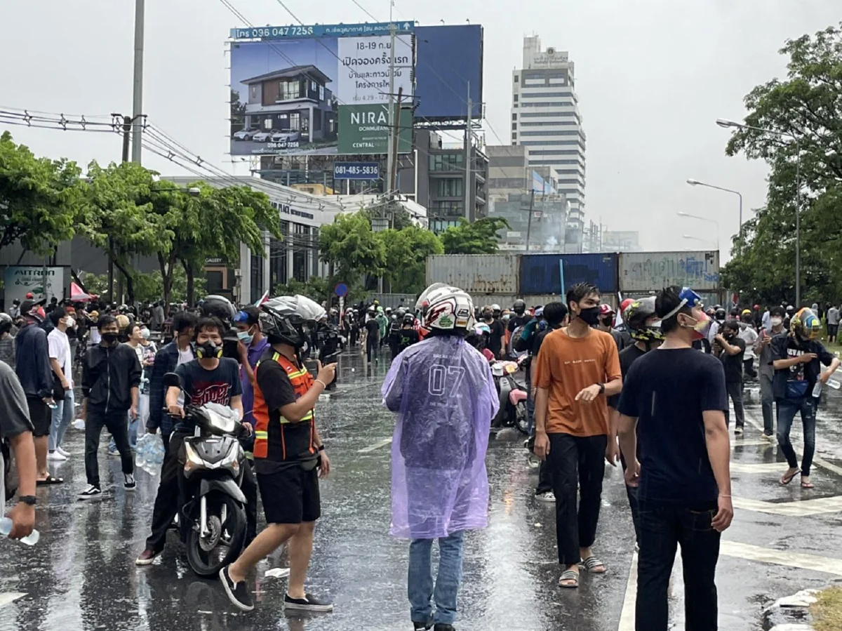 ม็อบยังเผชิญหน้าคฝ.ที่ดินแดง รถตร.เจอเผาวอด1คัน