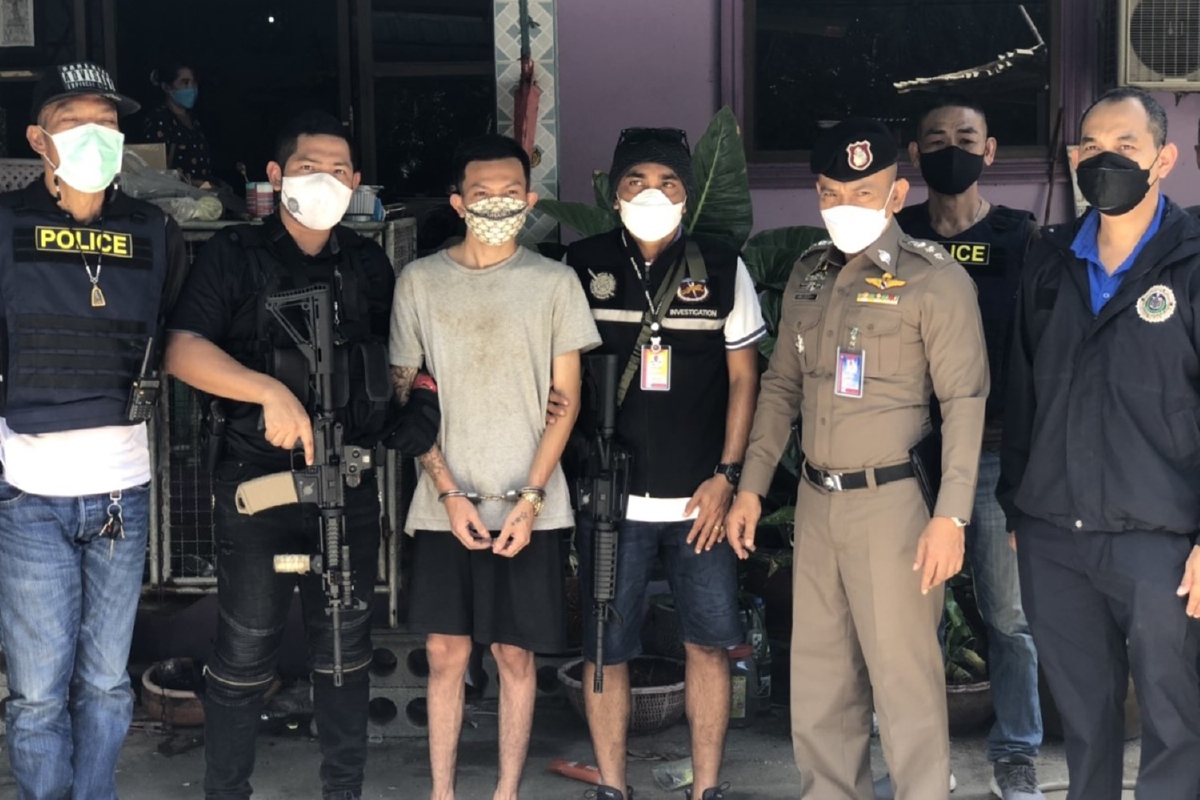 ตำรวจเมืองคอนจับหนุ่มค้าอาวุธสงครามซ่อนในตู้ไม้อย่างดี ตำรวจเมืองคอนจับหนุ่มค้าอาวุธสงครามซ่อนในตู้ไม้อย่างดี