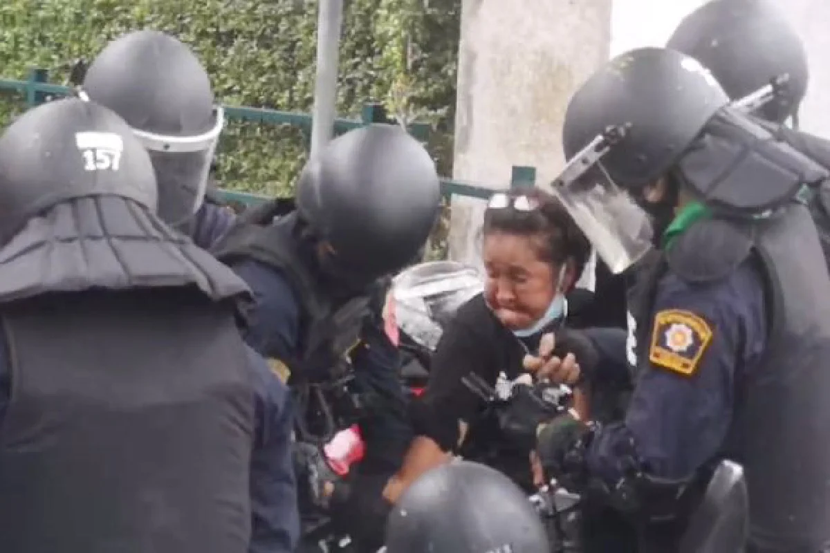 ตร.เปิดฉากสลายการชุมนุมม็อบทะลุฟ้าอนุสาวรีย์ชัยฯ