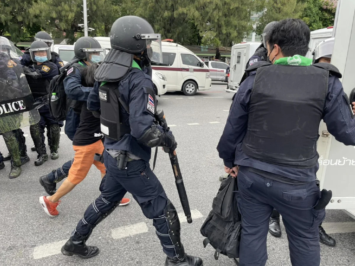 ตร.เปิดฉากสลายการชุมนุมม็อบทะลุฟ้าอนุสาวรีย์ชัยฯ