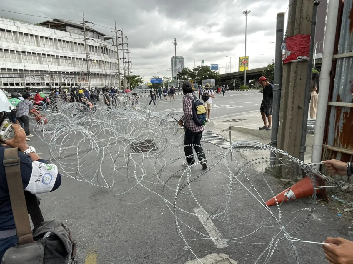 ที่เก่าเวลาเดิม! มวลชนรวมตัวแยกดินแดงเผชิญหน้าตำรวจคฝ.