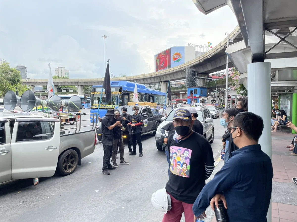 ตร.กั้นลวดหนามแยกดินแดง ม็อบทะลุฟ้ารวมตัวอนุสาวรีย์ชัยฯ