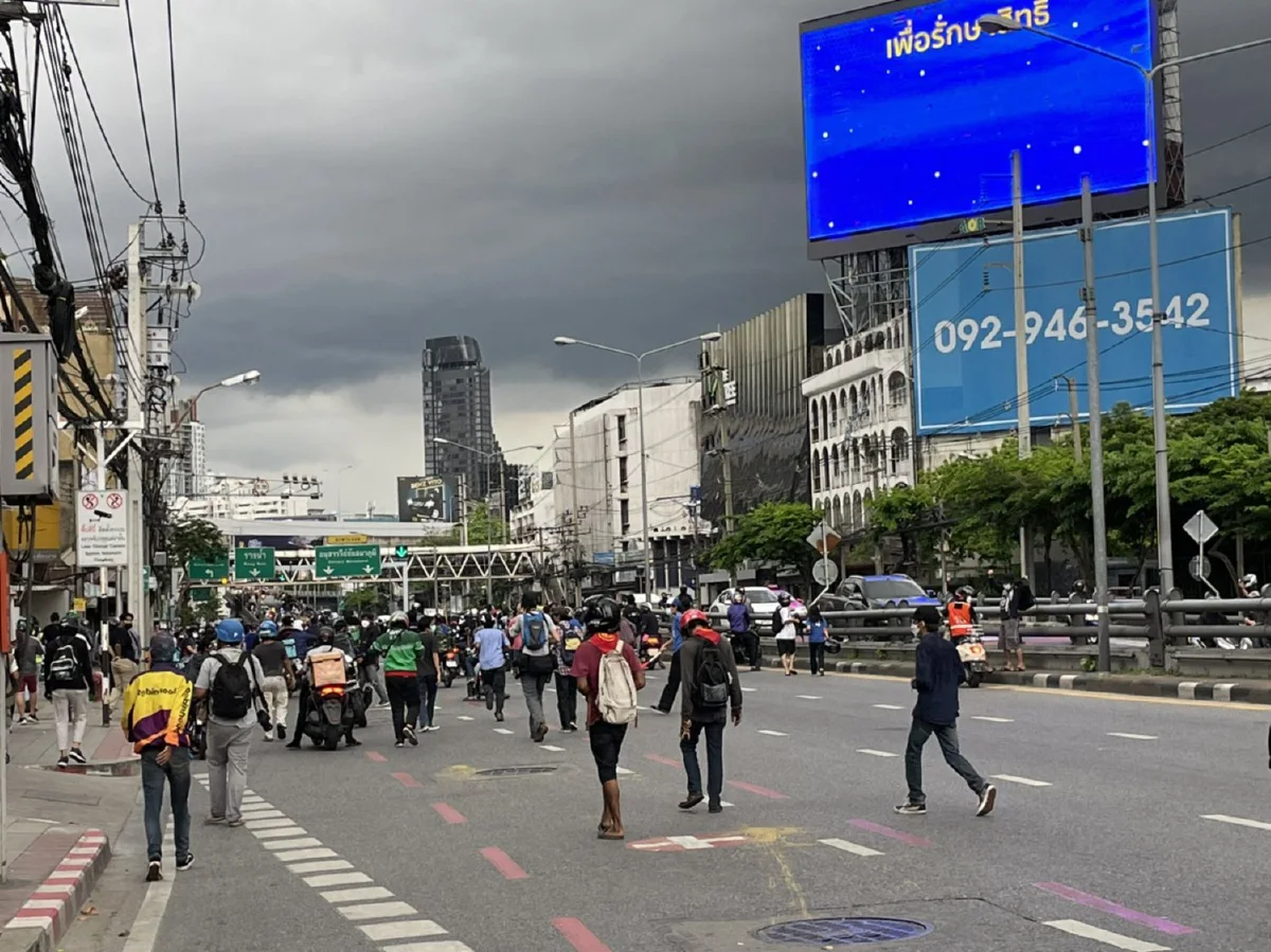 ที่เก่าเวลาเดิม! มวลชนรวมตัวแยกดินแดงเผชิญหน้าตำรวจคฝ.