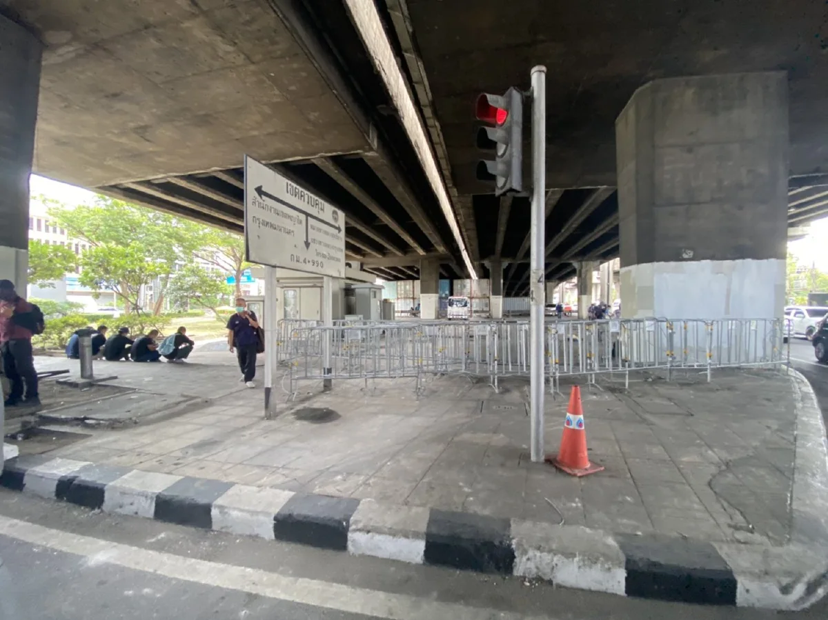 ตร.กั้นลวดหนามแยกดินแดง ม็อบทะลุฟ้ารวมตัวอนุสาวรีย์ชัยฯ