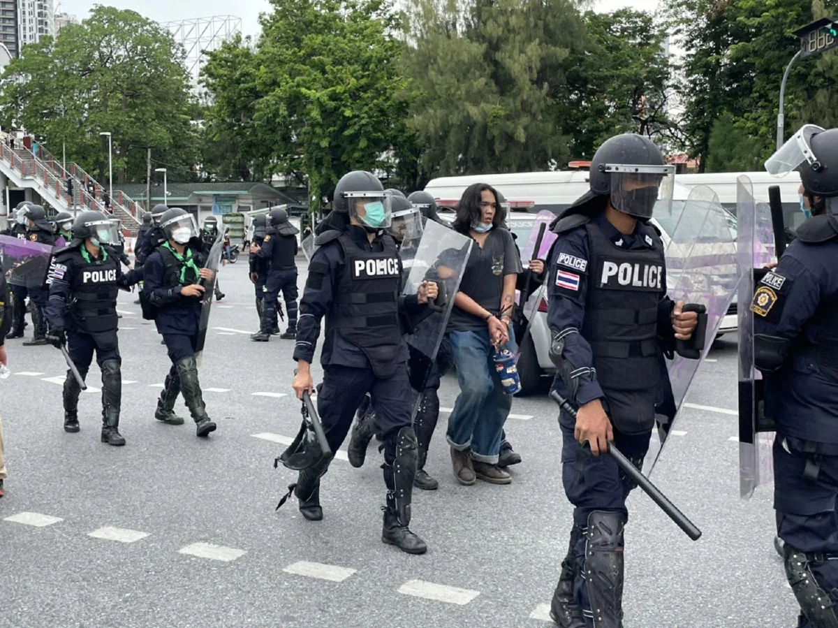 ตร.เปิดฉากสลายการชุมนุมม็อบทะลุฟ้าอนุสาวรีย์ชัยฯ