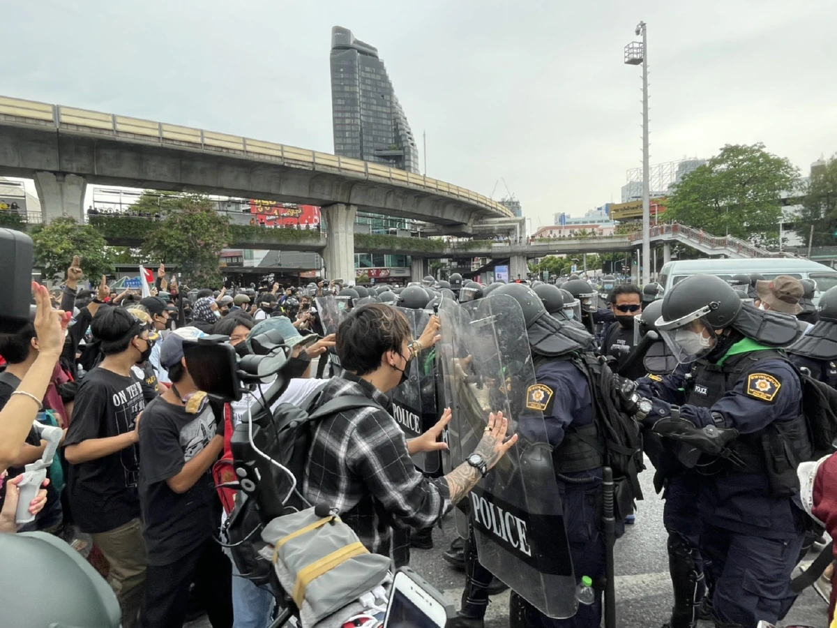 ตร.เปิดฉากสลายการชุมนุมม็อบทะลุฟ้าอนุสาวรีย์ชัยฯ