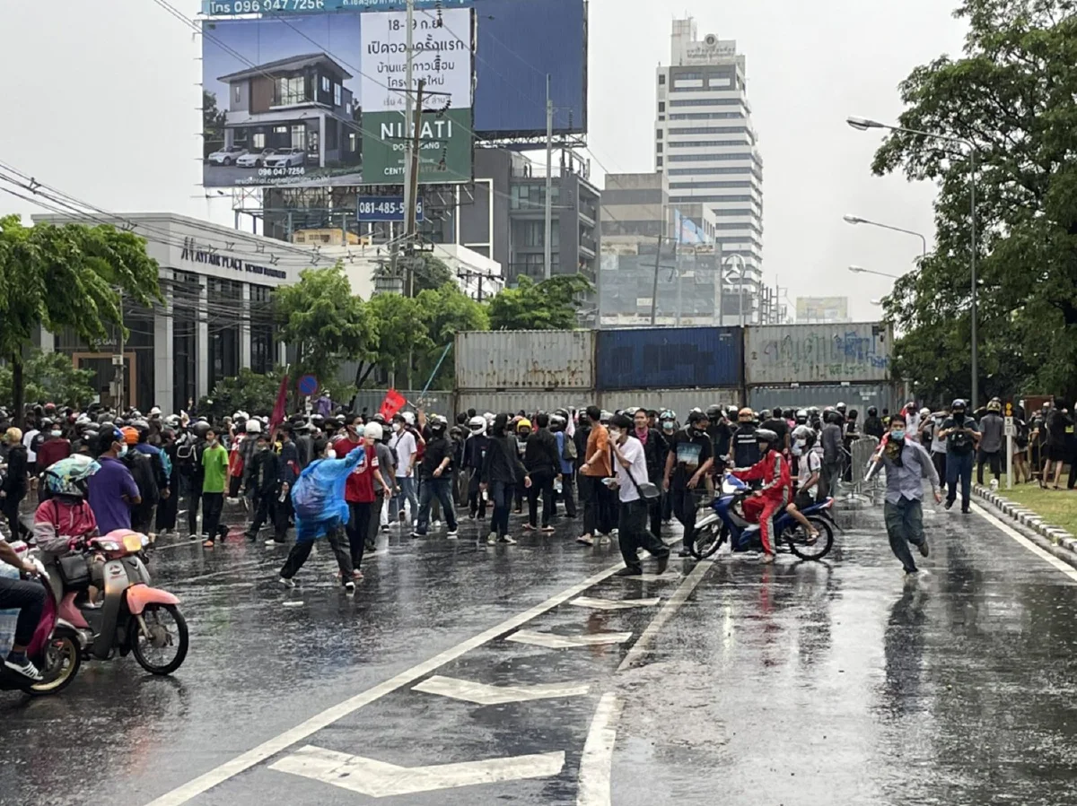 ม็อบยังเผชิญหน้าคฝ.ที่ดินแดง รถตร.เจอเผาวอด1คัน