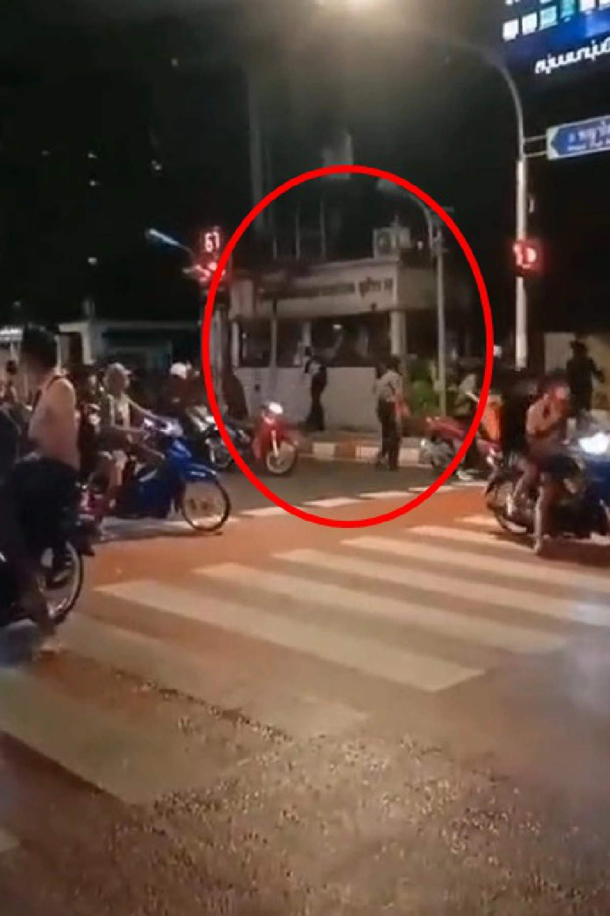 ตร.คุมพื้นที่ดินแดง-อนุสาวรีย์ชัยฯ แก๊งจยย.ไล่ทุบป้อมจราจร