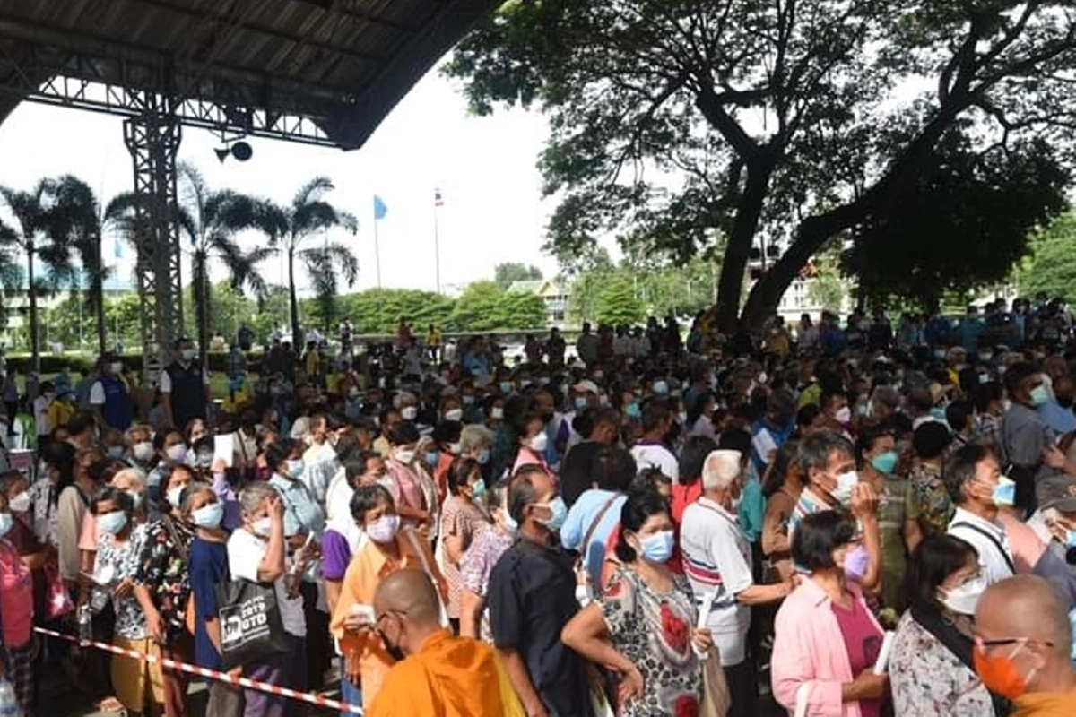 ไม่โอเค!ชาวเพชรบูรณ์แห่ฉีดวัคซีนแน่นขนัดเสี่ยงโควิด