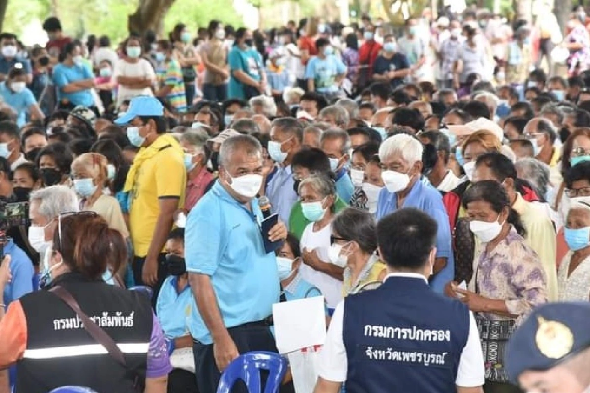 ไม่โอเค!ชาวเพชรบูรณ์แห่ฉีดวัคซีนแน่นขนัดเสี่ยงโควิด