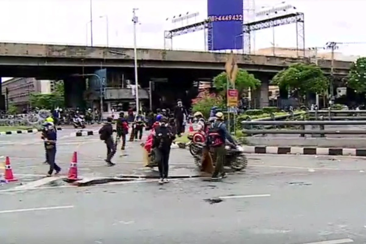 มวลชนแตกฮือ!หลังเกิดเสียงดังคล้ายระเบิดใกล้แนวกั้น 