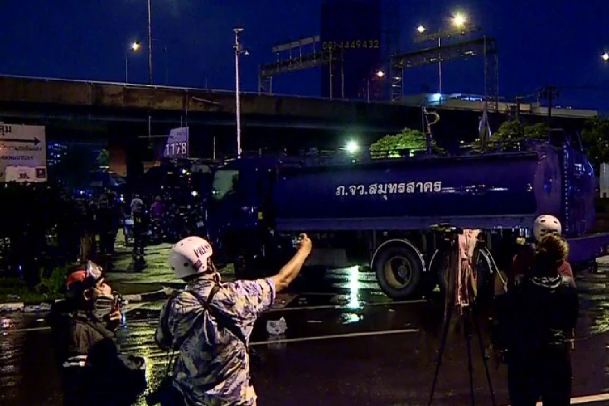 รองโฆษกตร.แจงผู้ชุมนุมยิงลูกแก้ว-หินใส่ จำเป็นต้องใช้กระสุนยาง-แก๊สน้ำตา