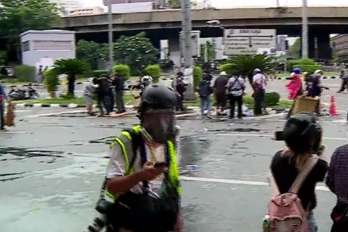 มวลชนแตกฮือ!หลังเกิดเสียงดังคล้ายระเบิดใกล้แนวกั้น 